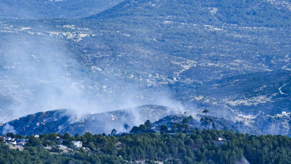 Tres trabajadores quedan atrapados en un puente sobre el río Cofio mientras el incendio de Santa María de la Alameda arrasa l