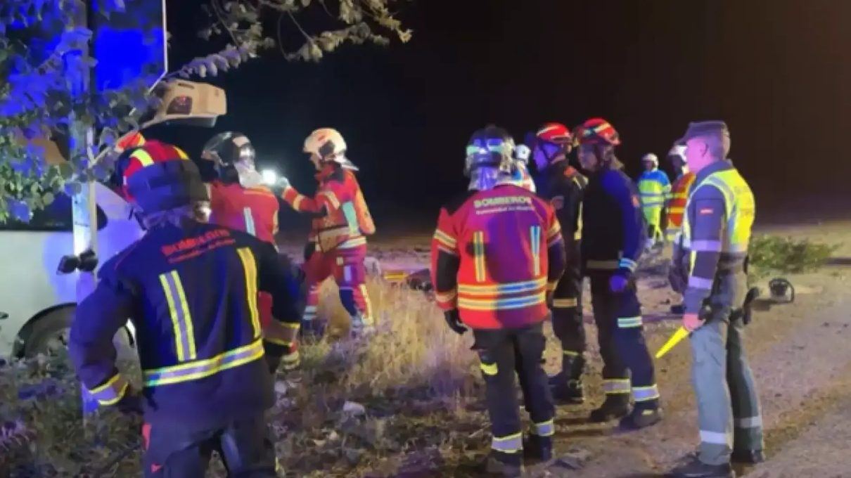 Tragedia en la madrugada de Colmenar de Oreja: un joven muere atrapado tras salirse de la carretera y estrellarse contra un á