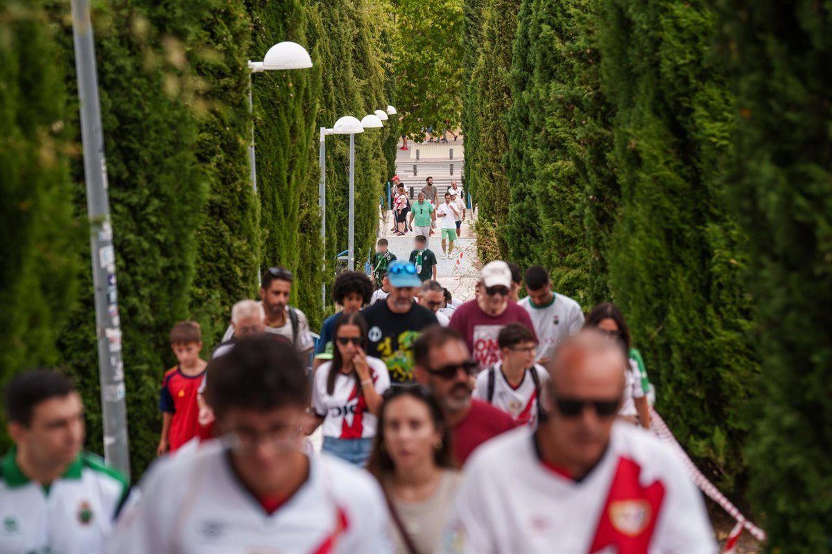 Vallecas sale a la calle: miles de aficionados del Rayo exigen la cabeza de Presa y recuperar su estadio