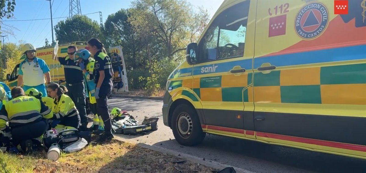 Un joven motorista de 21 años lucha por su vida tras sufrir una parada cardíaca en la M-607 de Tres Cantos