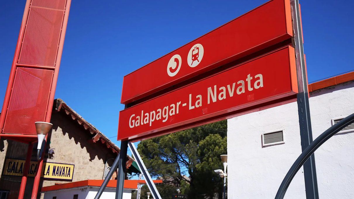 Dos adolescentes arrollados por un tren de Cercanías en Galapagar: uno lucha por su vida en el Puerta de Hierro
