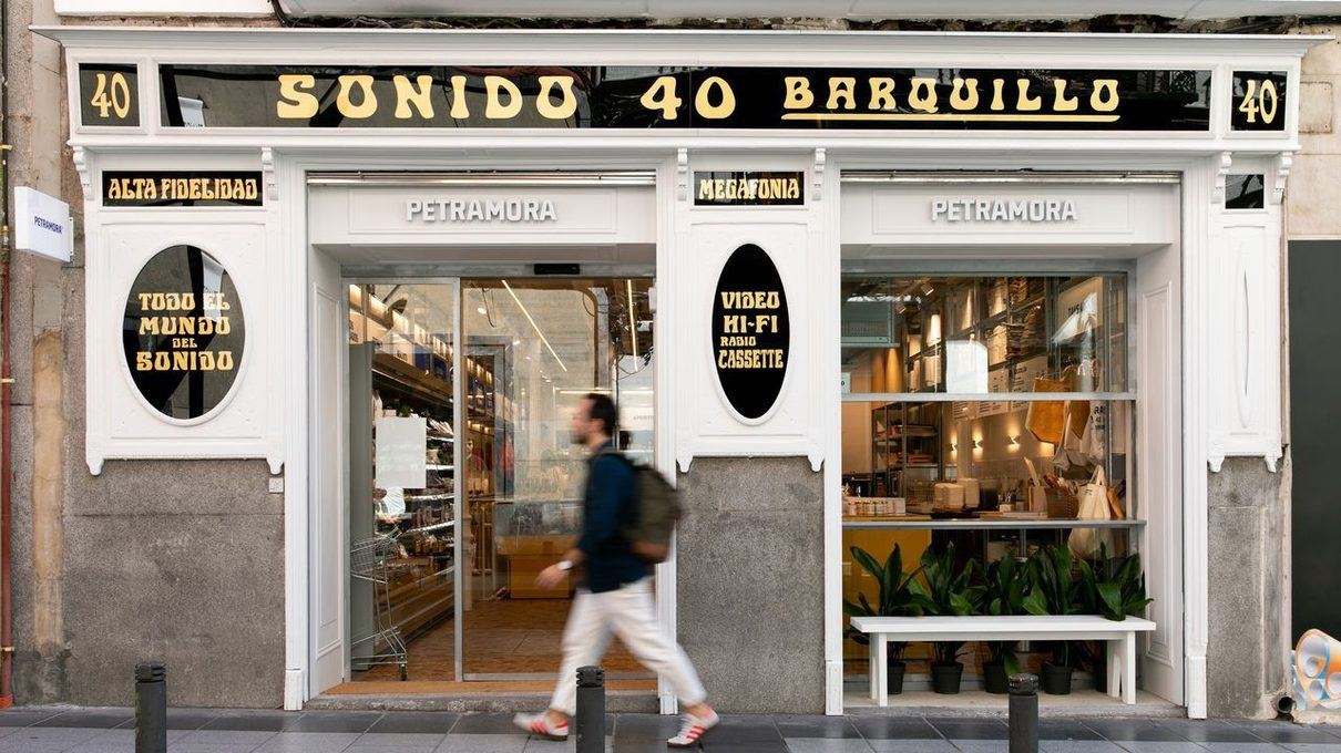 Dos hombres asaltan a punta de pistola una tienda del centro de Madrid y son detenidos minutos después