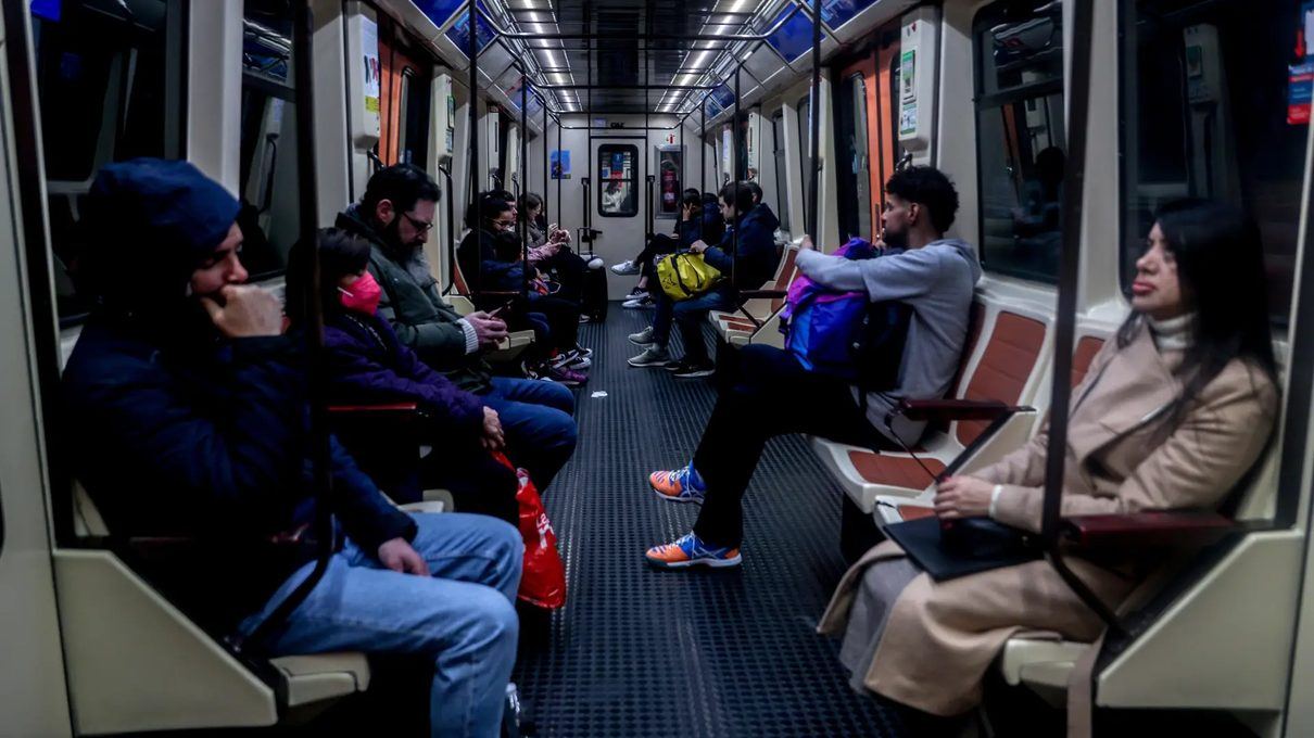Un vehículo de mantenimiento deja sin metro a miles de viajeros de la línea 9 durante más de cinco horas
