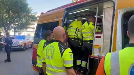 Un vecino de 60 años lucha por su vida tras recibir una puñalada en el cuello en plena calle de Carabanchel