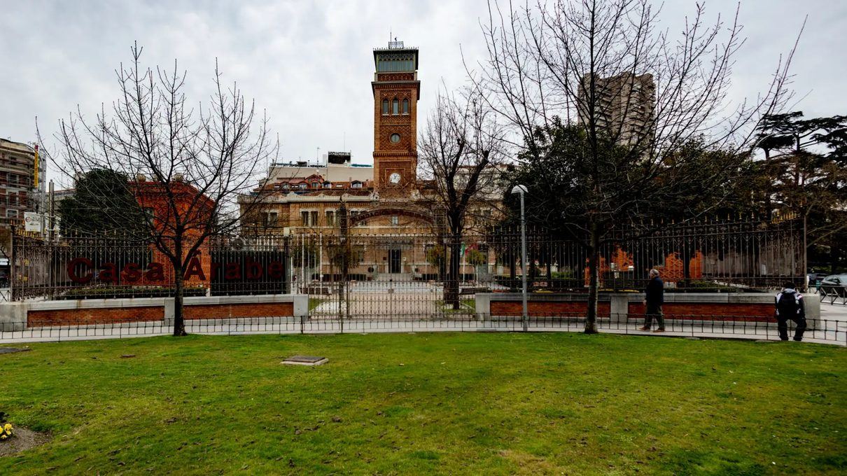 Madrid espera en silencio: Casa Árabe no da señales a horas del ultimátum para abandonar las Escuelas Aguirre