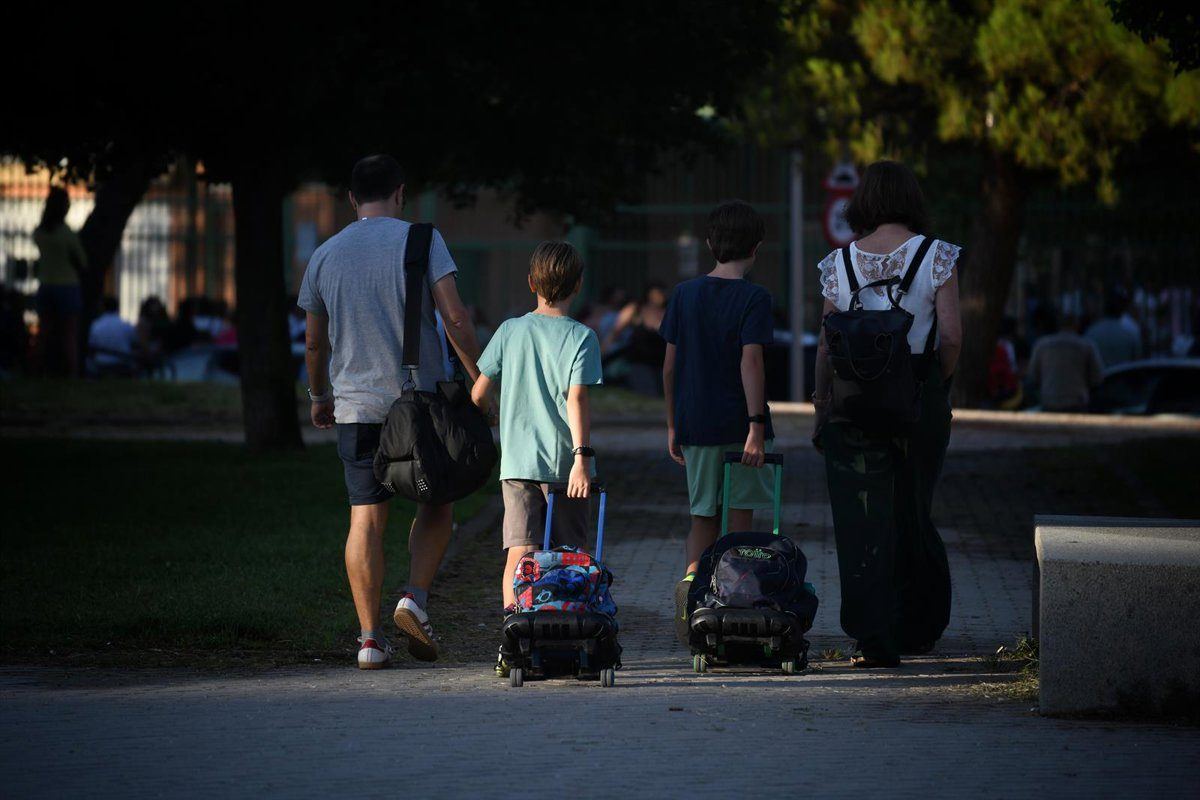 El curso escolar arranca en Madrid con más de 1,2 millones de alumnos, nuevas aulas y la sombra de una huelga indefinida