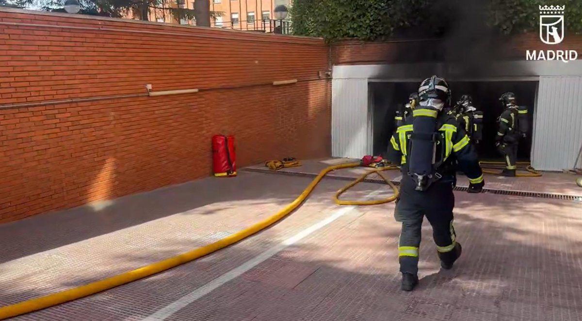 Detenido por prender fuego intencionadamente a un garaje en Chamartín: cuatro coches y una moto calcinados