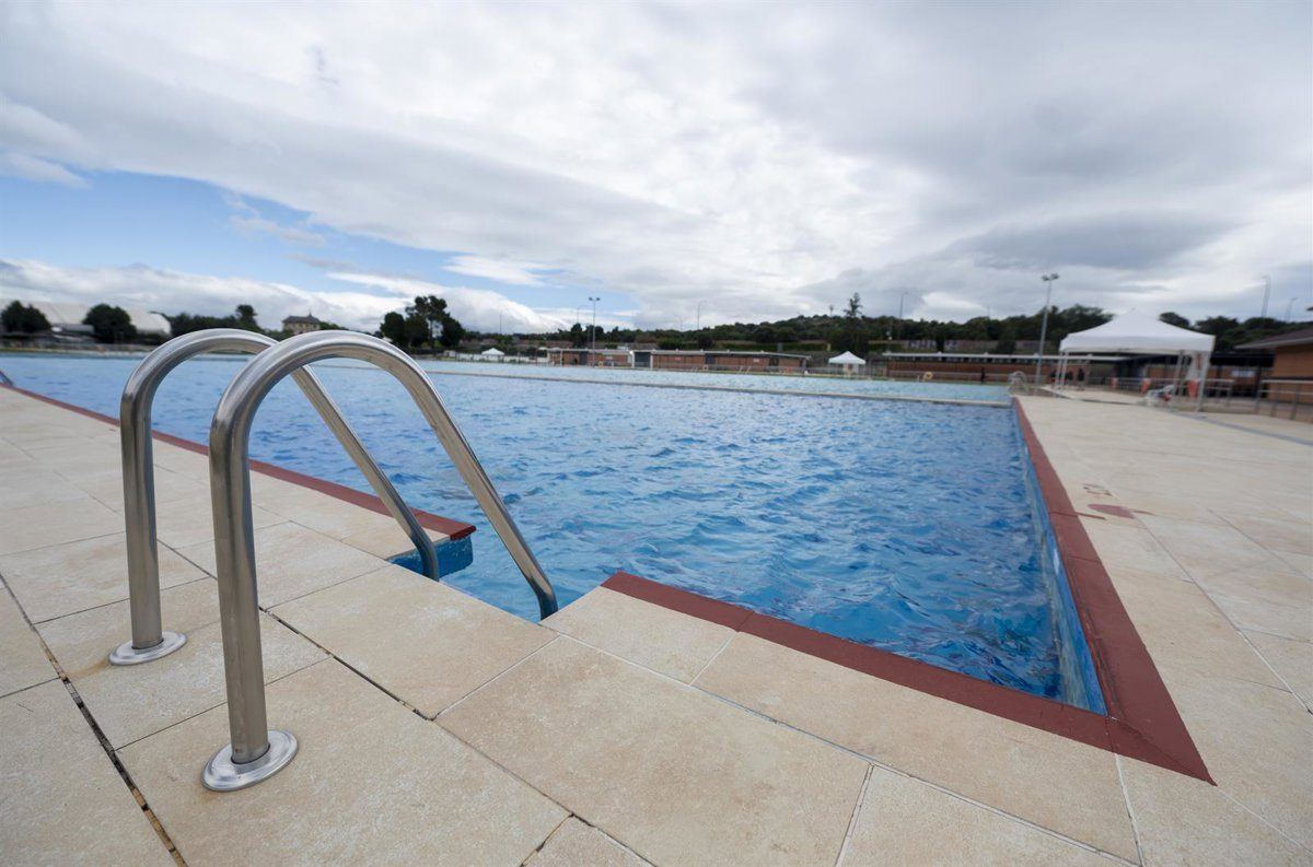 Almeida abre la puerta a que las piscinas de Madrid no cierren con el final del verano
