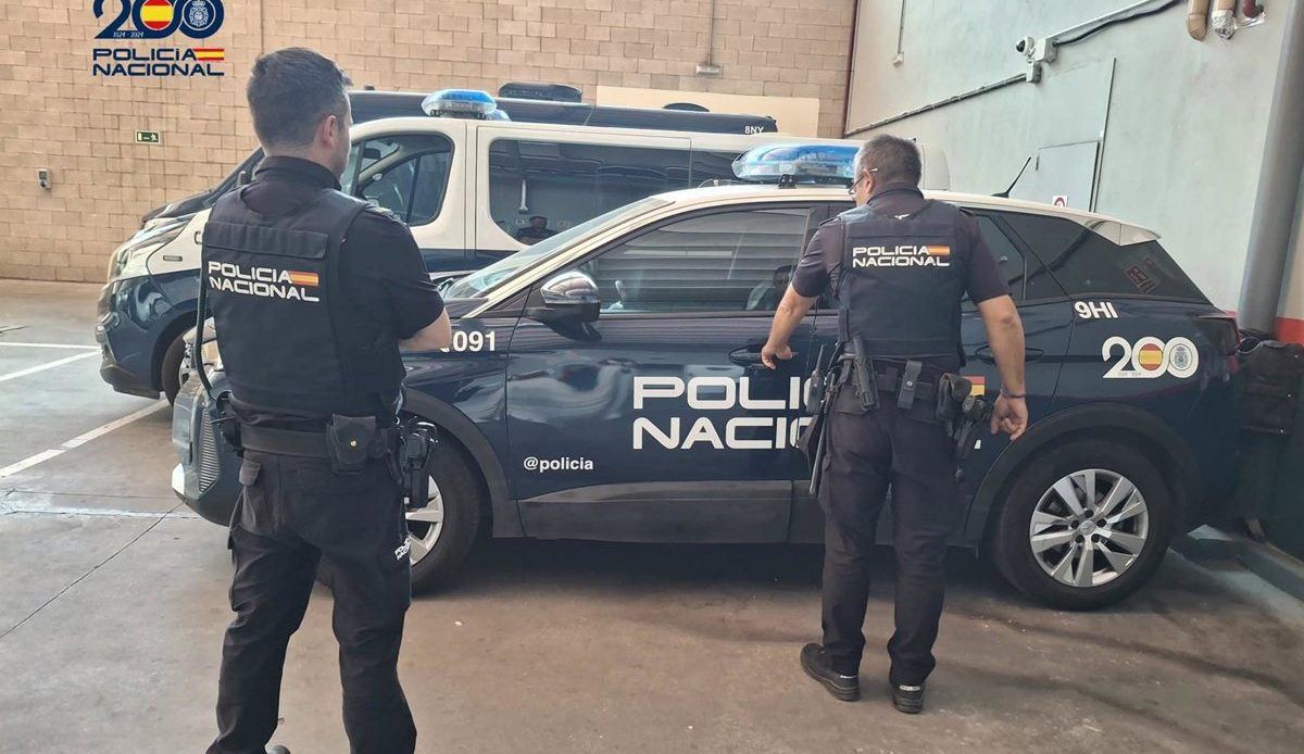 Cae otro narcopiso en Vallecas: tres detenidos y una espada entre el arsenal incautado por la Policía