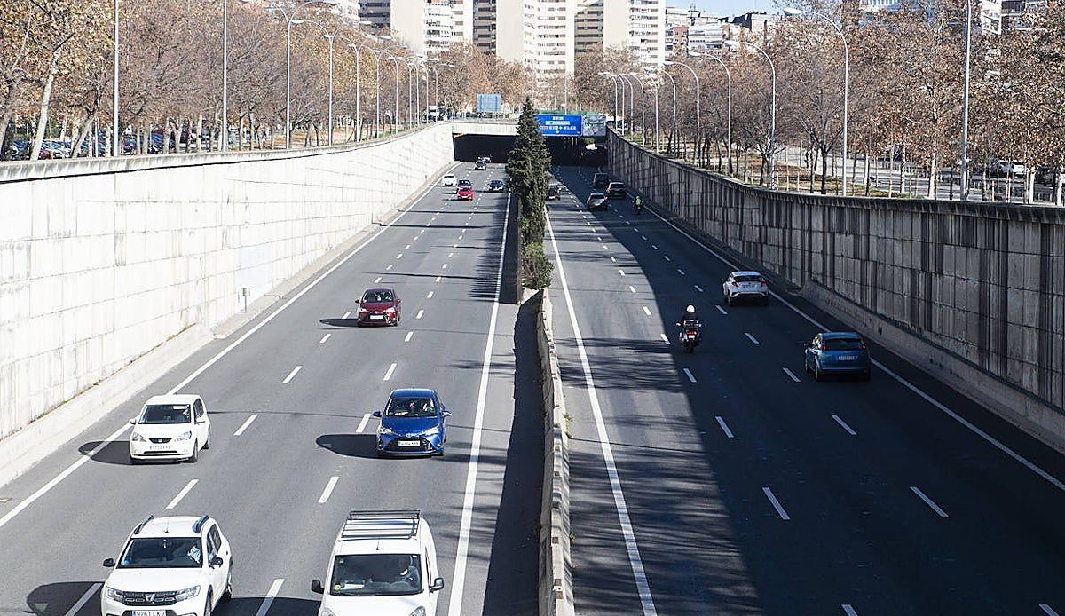 Un peatón de 71 años, herido grave al ser atropellado por la cadena de una colisión en la avenida de la Ilustración