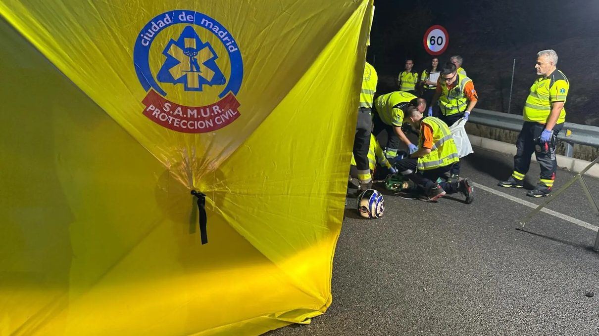 Un motorista pierde la vida en la M-45 tras un accidente nocturno en el que un policía fuera de servicio intentó reanimarle