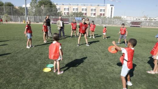 Madrid abre sus polideportivos gratis para que los niños redescubran el juego mientras sus padres vuelven al trabajo