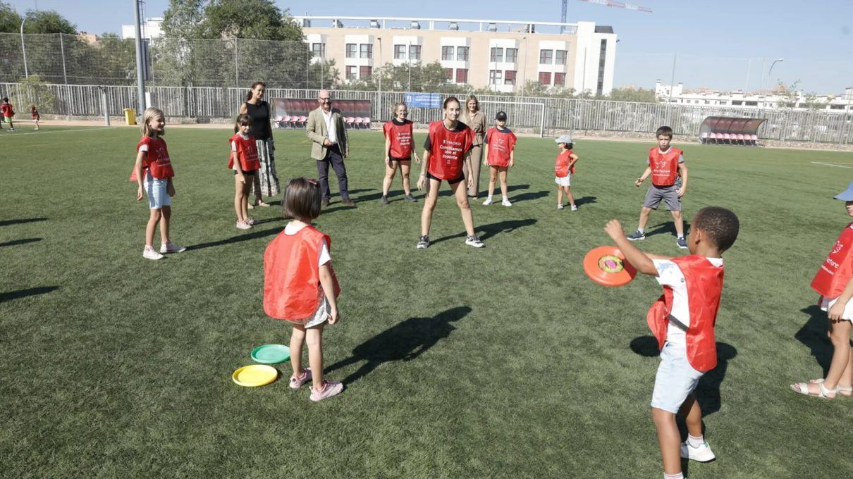 Madrid abre sus polideportivos gratis para que los niños redescubran el juego mientras sus padres vuelven al trabajo