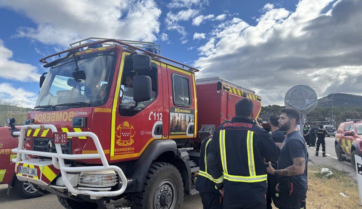 El incendio de Santa María de la Alameda queda estabilizado tras arrasar 43 hectáreas, aunque los bomberos siguen alerta