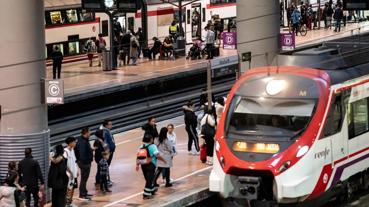 Un corte eléctrico entre Vallecas y Atocha deja sin servicio normal a miles de viajeros de Cercanías Madrid