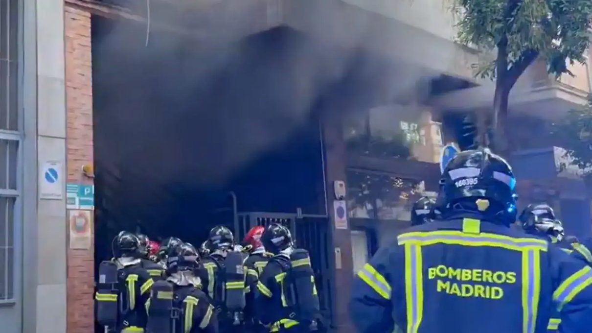 Un joven de 25 años pierde la vida en el incendio de unos trasteros en Arganzuela provocado por bicicletas eléctricas