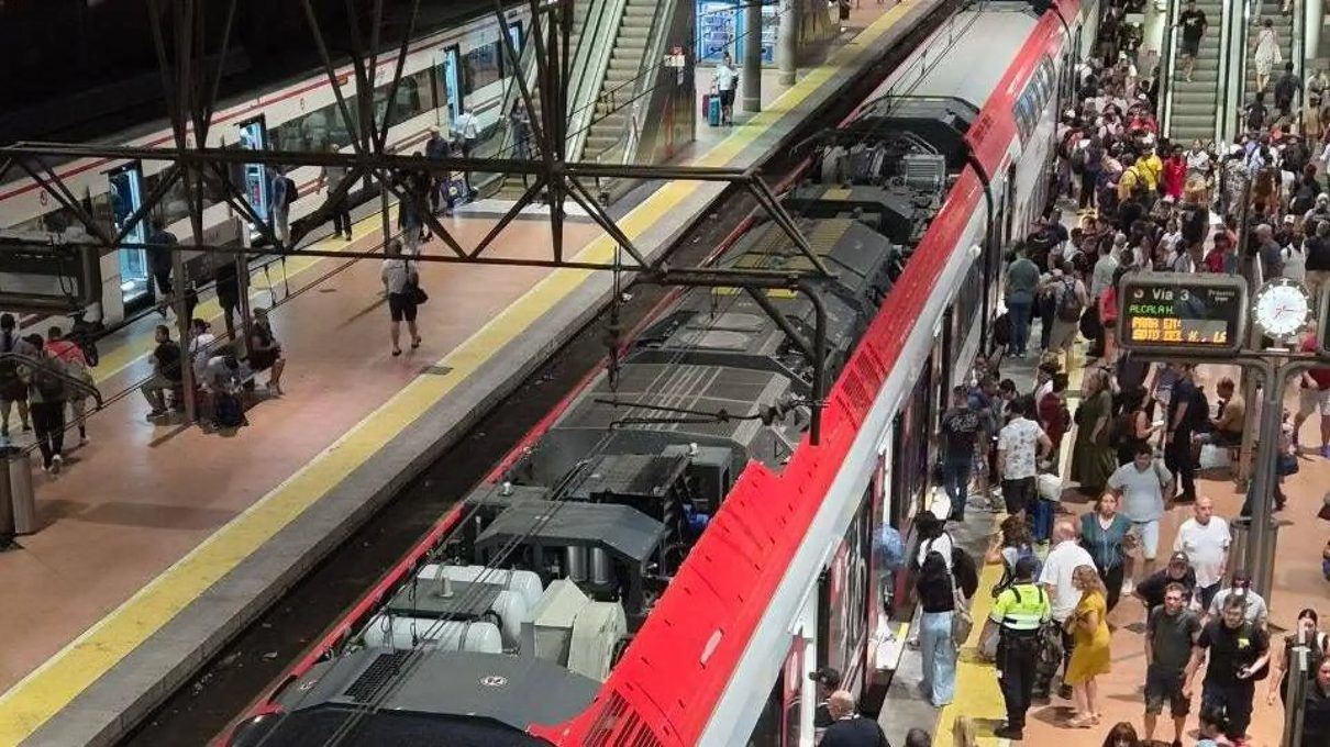 Tres líneas de Cercanías Madrid se suman al caos de la hora punta este miércoles con fallos eléctricos y de señalización
