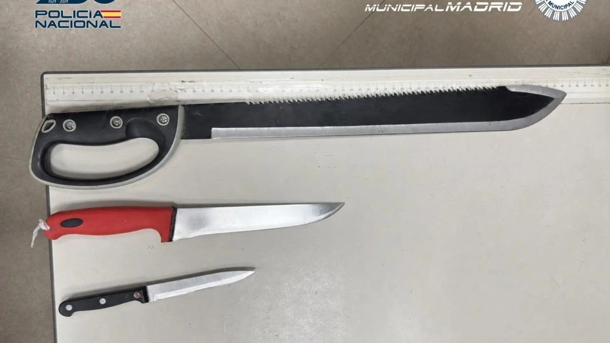 Un machete de 45 centímetros y dos cuchillos: cuatro detenidos en Tetuán tras una bronca en un autobús que venía de Benidorm