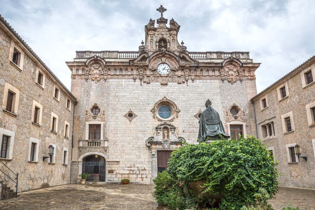 Cinco mil mallorquines conquistan Lluc a pie en una noche cargada de tradición y emoción