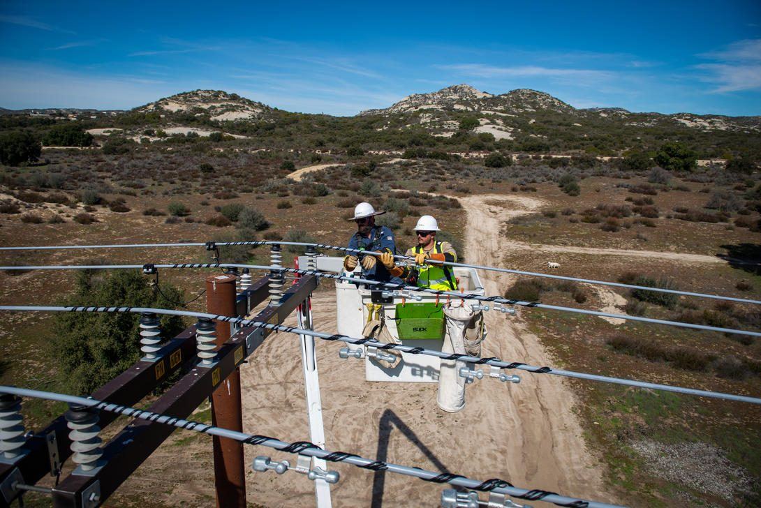 Ochenta operarios trabajan sin descanso para devolver la luz a los municipios de la Serra afectados por el temporal