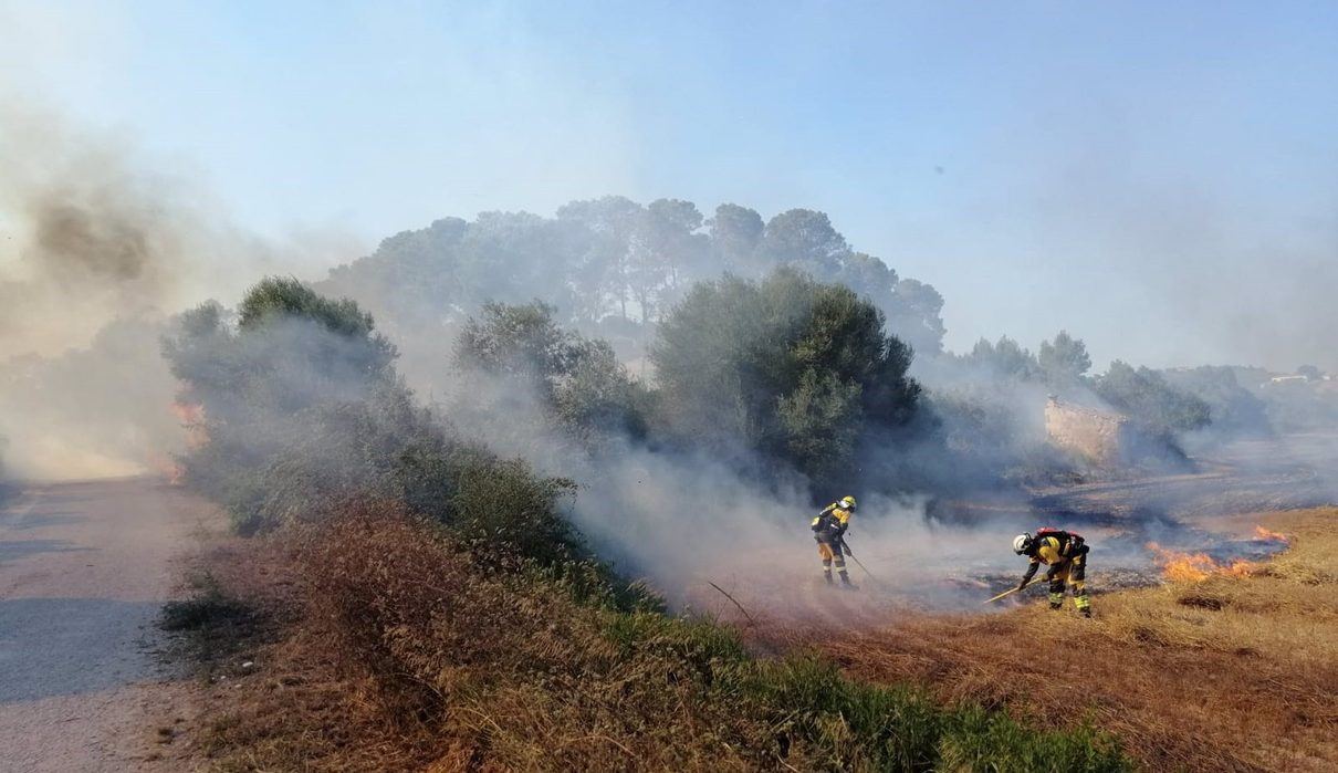 El humo de un incendio agrícola nocturno obliga a evacuar a cuatro vecinos de Santa Margalida