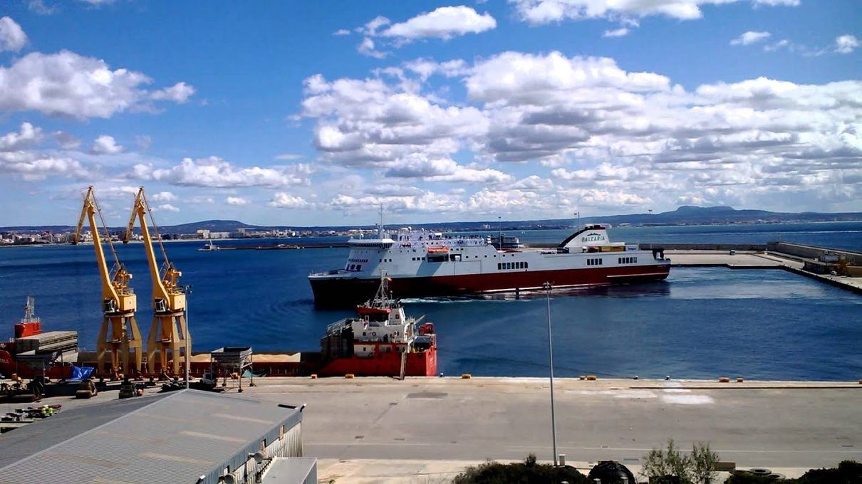 Mallorca pondrá tope a los coches que entran en la isla: el Consell decidirá este otoño cuántos vehículos podrán llegar en 20
