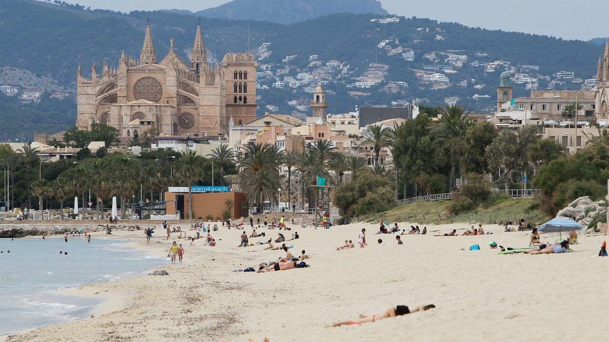 Cae una banda de 19 jóvenes que robaba móviles y carteras a bañistas en las playas de Palma y Calvià