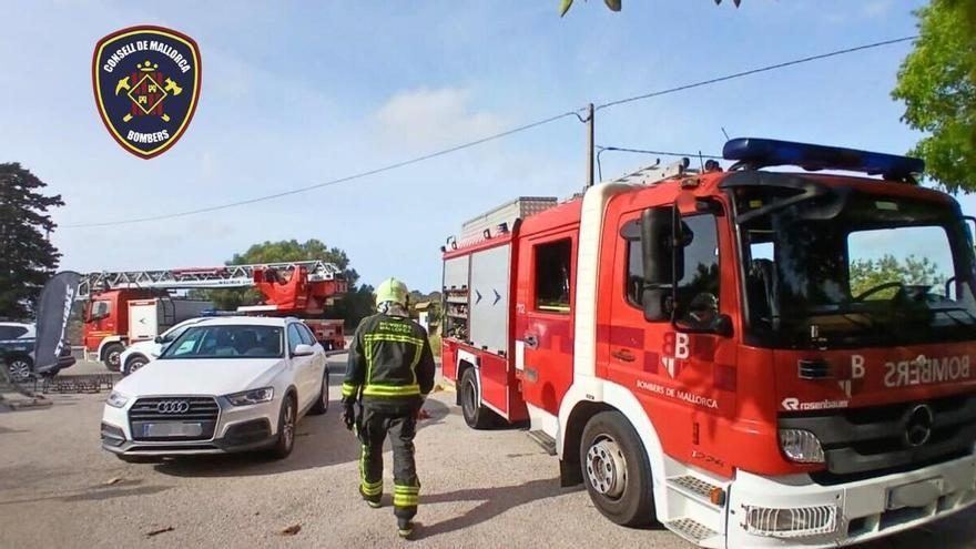 Los bomberos luchan contra las llamas en unas vaquerías en ruinas de Santa María del Camí