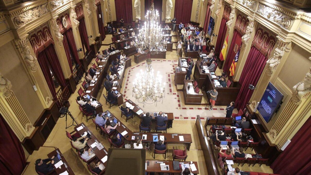 Prohens defiende su gestión ante la oposición en el Parlament con las ayudas a la vivienda como argumento central