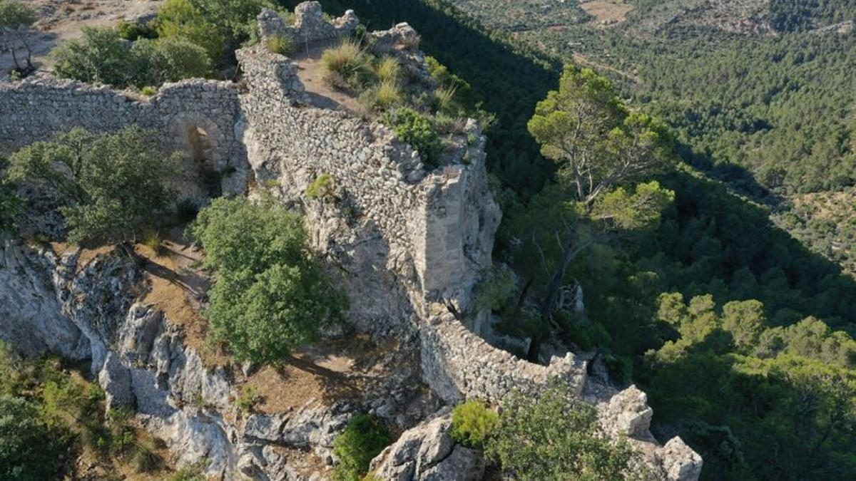 Alaró restaura los muros de piedra seca del camino al castillo para garantizar la seguridad de los senderistas