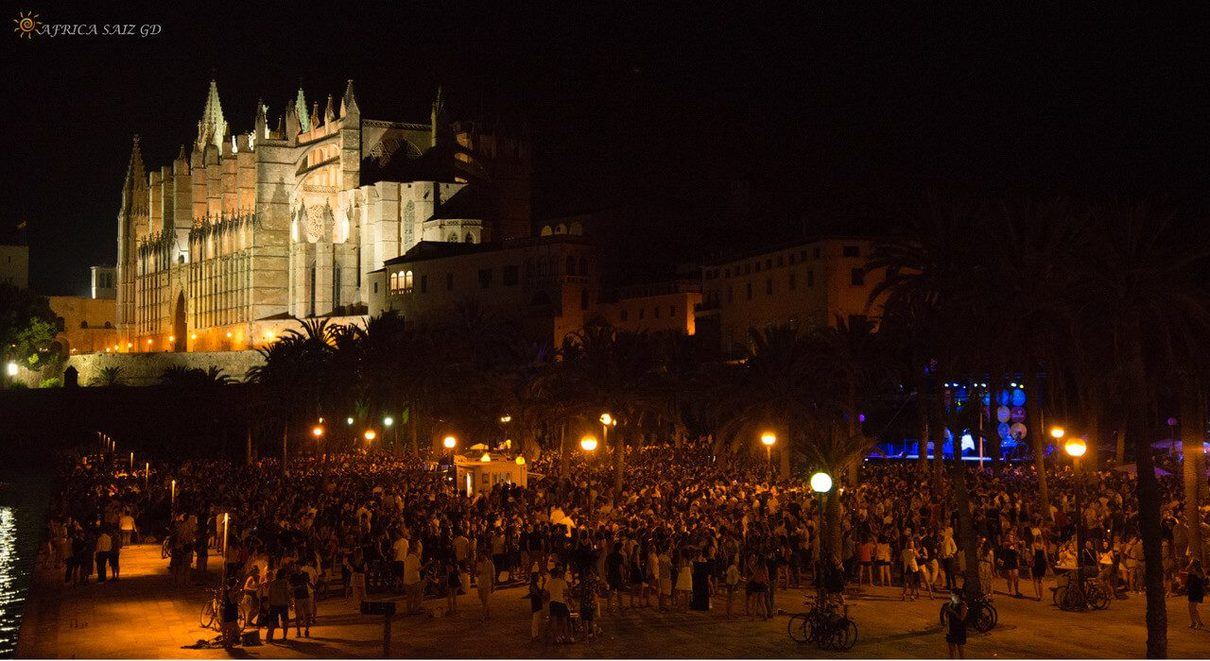 El Parc de la Mar se llena de música y baile en la gran noche de las fiestas de la Mare de Déu de la Salut