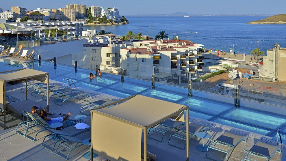 Más de diez mil piscinas en nueve años: la isla de Mallorca ahoga su suelo rústico en agua y cemento