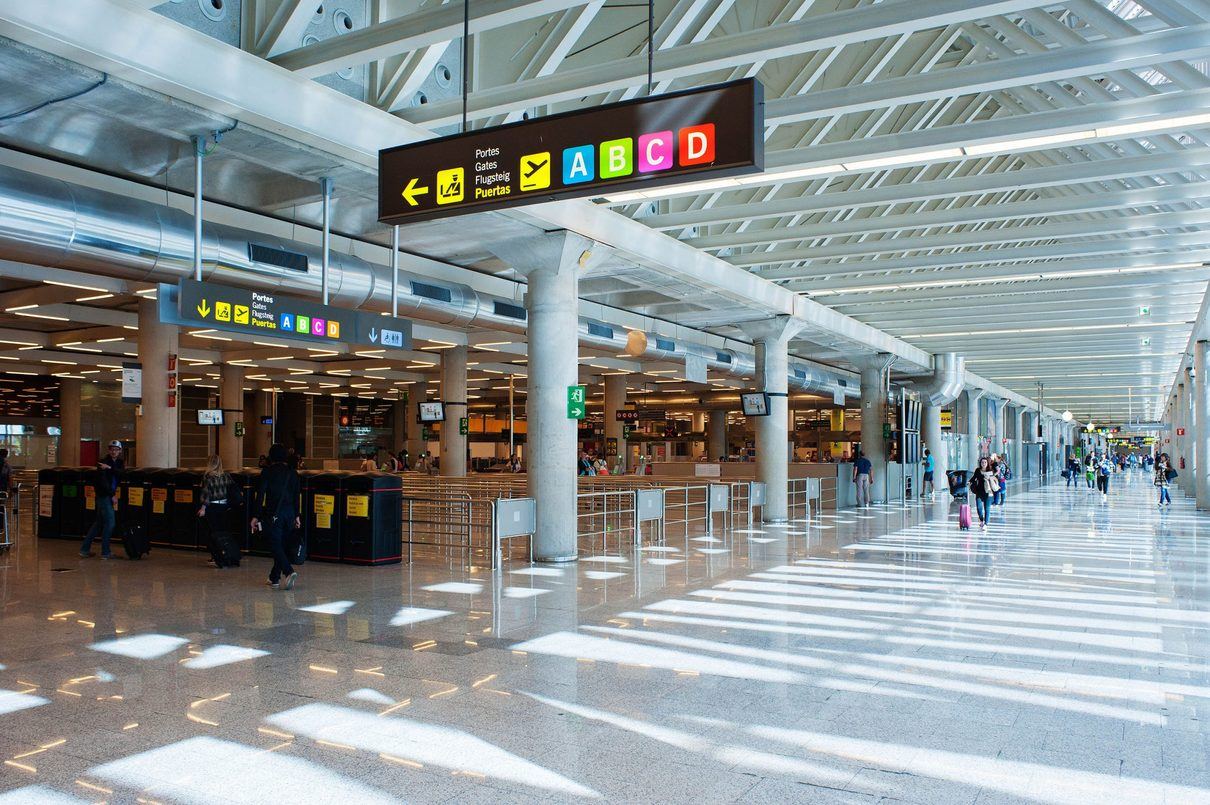 Una pasajera agrede con su móvil a una empleada del aeropuerto de Palma al no poder acreditar su descuento de residente