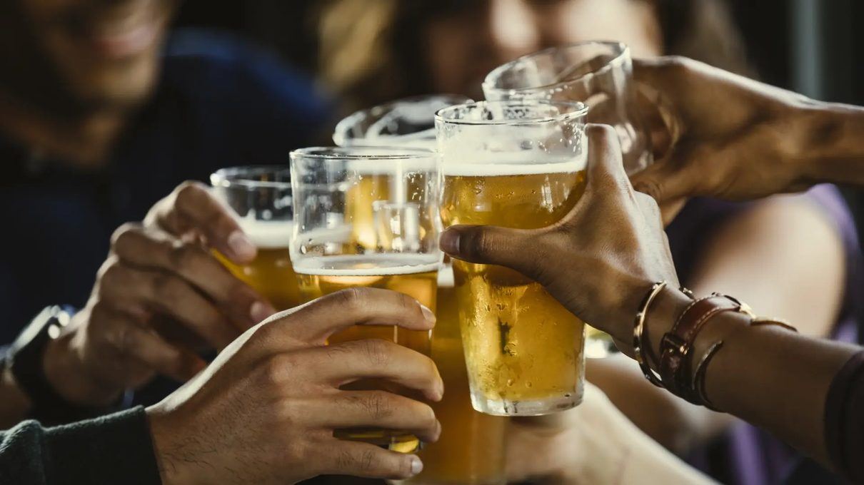 El festival Es Jardí de Mallorca, denunciado por cobrar seis euros por una cerveza que no llega a los 400 ml prometidos
