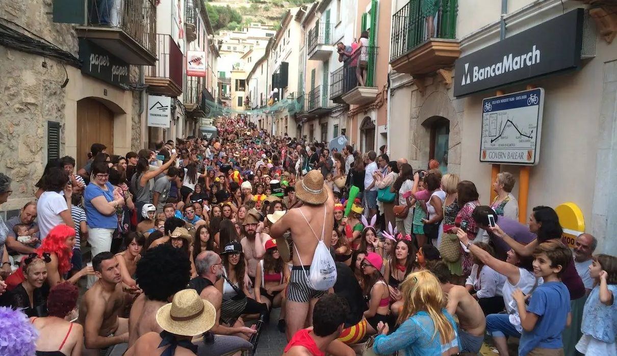 Bunyola despide Sant Mateu con la correguda en ropa interior, música en la plaza y un homenaje a sus mayores