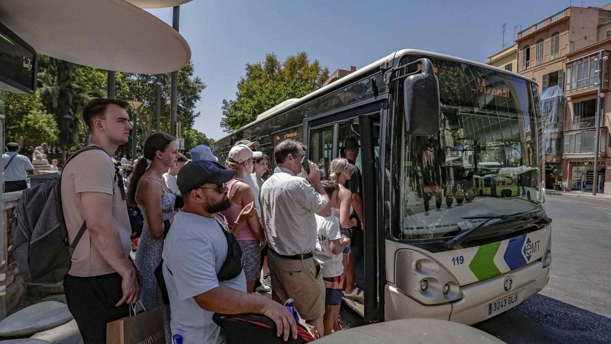 Los vecinos de Palma podrían ser los primeros en subir al autobús: el PSOE propone limitar el acceso de turistas en las línea