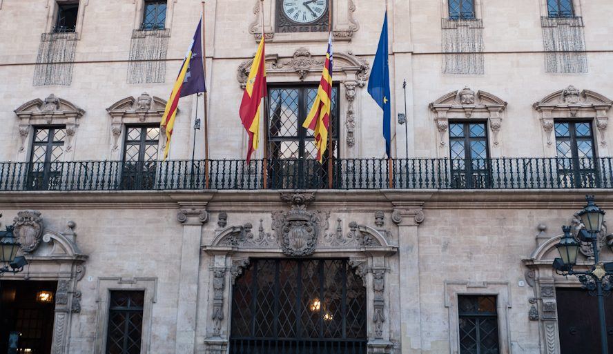 El Ayuntamiento de Palma reconoce a los policías que sufrieron las consecuencias del Caso Cursach con diplomas y medallas