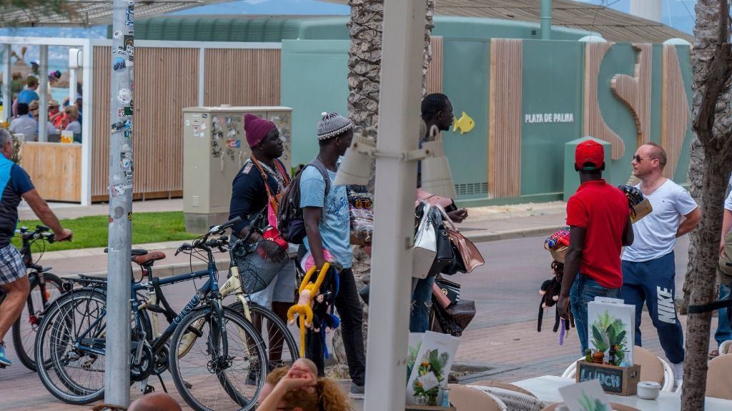 Once vendedores ambulantes denunciados tras un gran operativo policial en la Playa de Palma