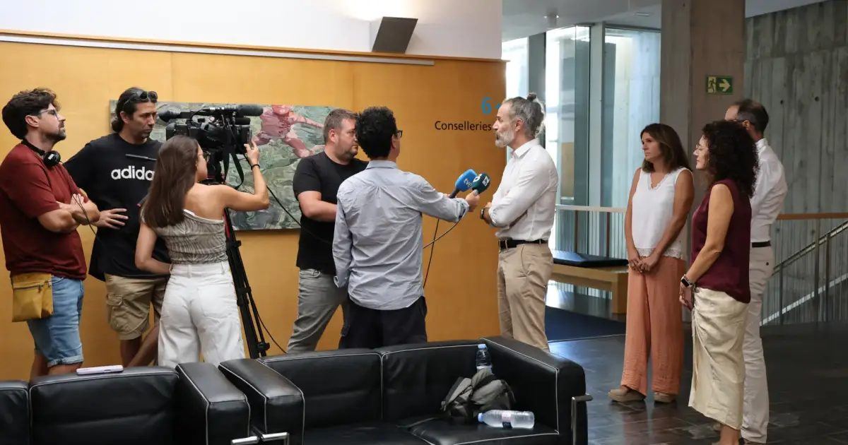 El Consell de Menorca aplaza el pleno sobre la limitación de coches y se da 48 horas para salvar el acuerdo