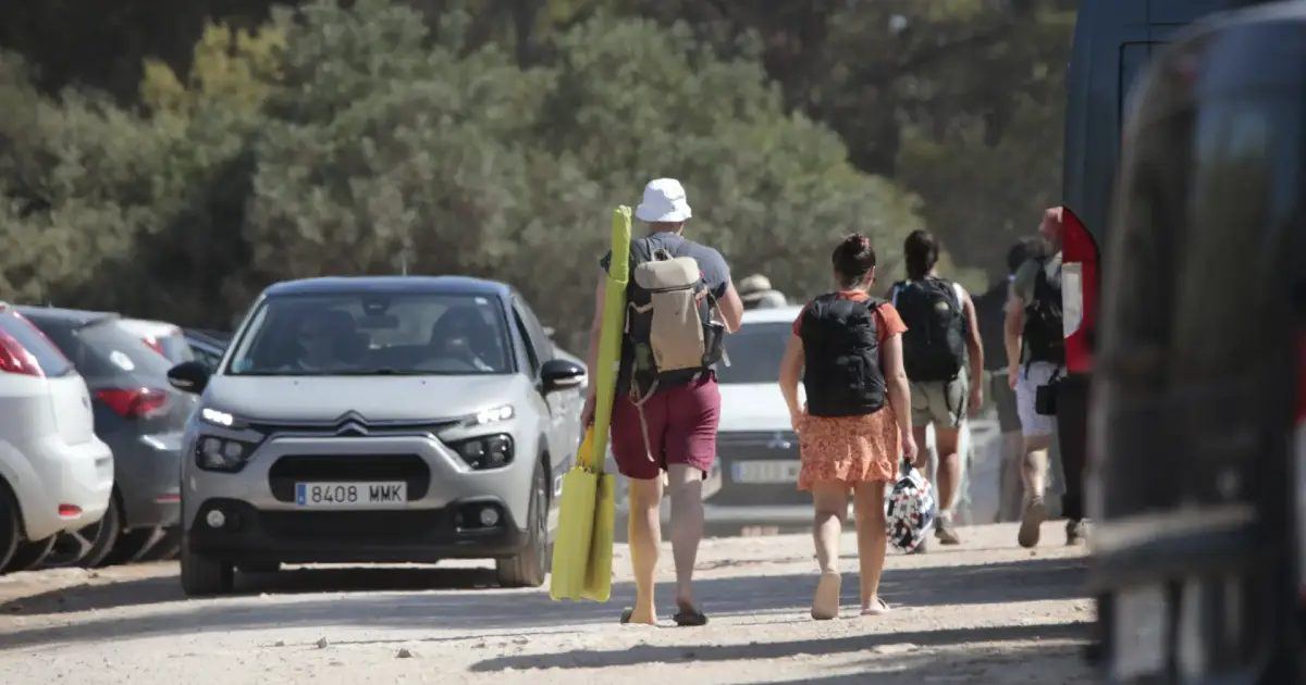 Dos vigilantes del aparcamiento de Cala Mitjana cobraban cinco euros a turistas por aparcar gratis