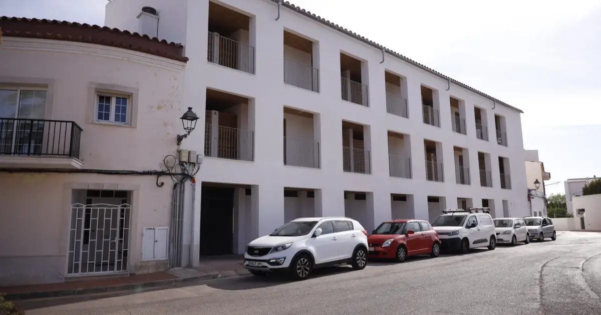 El edificio de vivienda pública de Sant Lluís estrena inquilinos con goteras, ventanas defectuosas y suelos resbaladizos