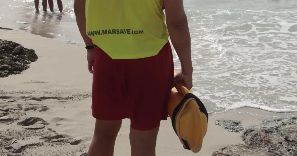 La falta de socorristas y monitores titulados pone en jaque el ocio infantil y la seguridad en las playas de Menorca
