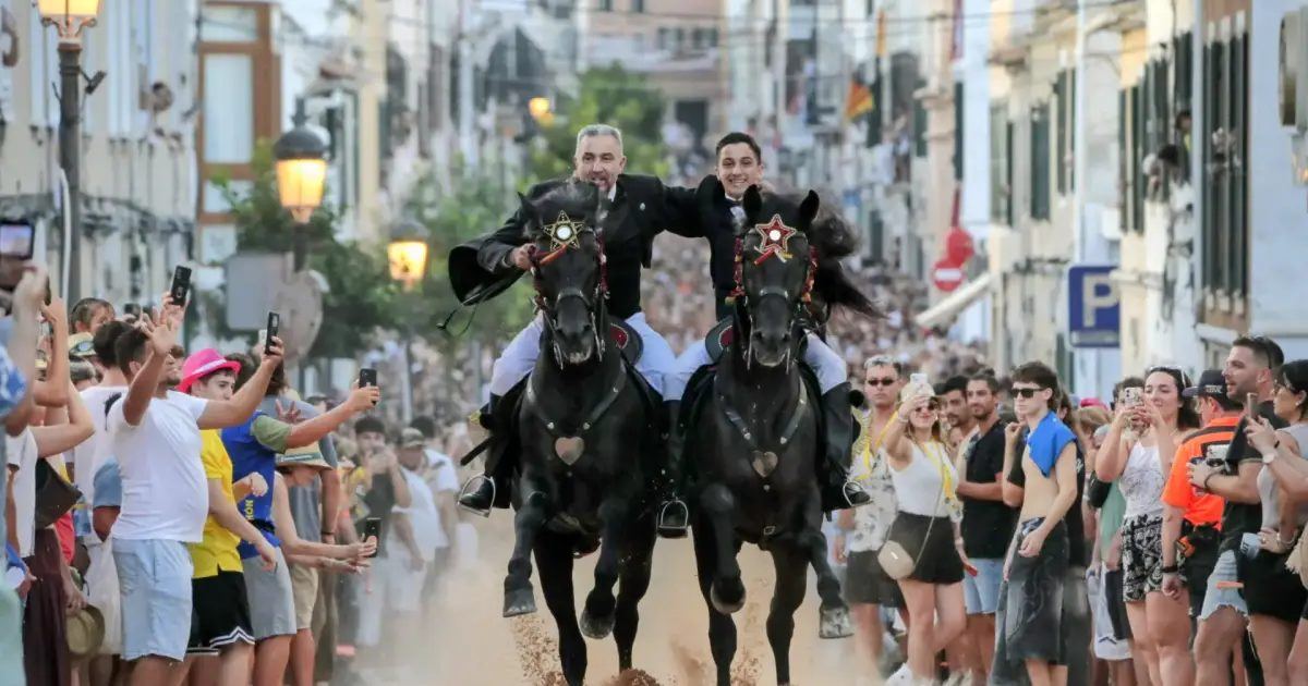 Las corregudes de caballos y el último toque de fabiol ponen el punto final a unas emocionantes Festes de Gràcia en Maó