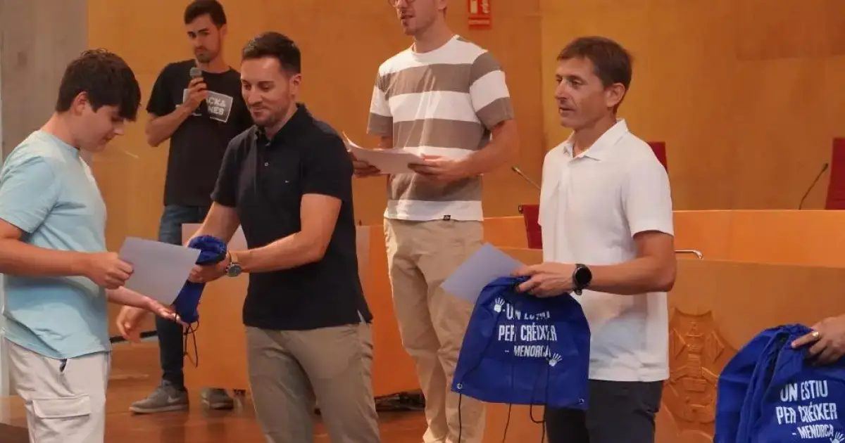 Casi 300 jóvenes menorquines cierran su primer verano laboral con diploma en mano