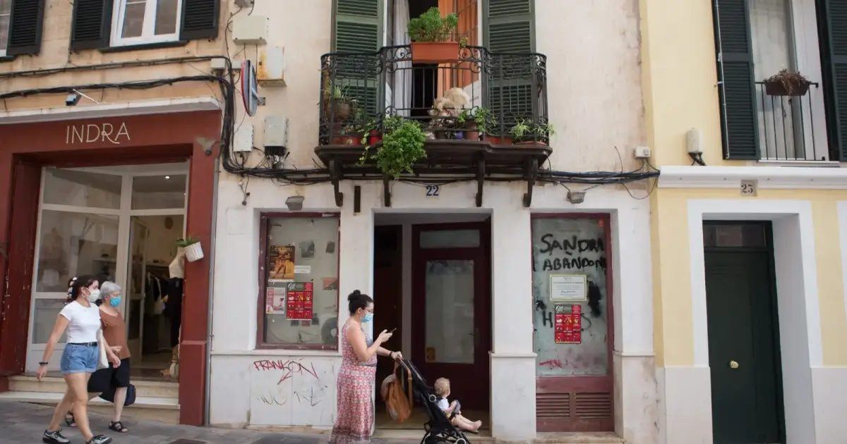 Una alarma frustra el intento de okupa en un edificio de la plaza del Príncep de Maó con seis años de ocupaciones ilegales