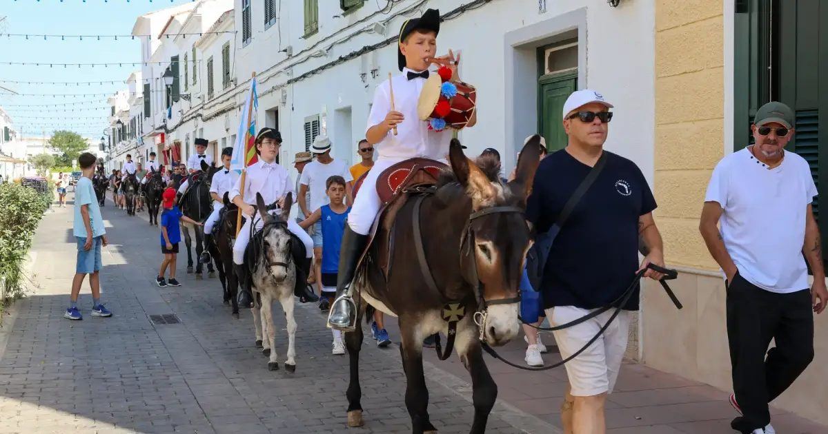 Sant Lluís despide sus fiestas con una emotiva cabalgata de jóvenes caballeros y un jaleo con burros