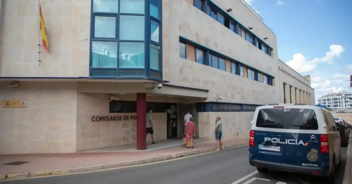 Un trabajador de hotel en Cala Blanca es detenido con un cuchillo de grandes dimensiones tras agredir a un compañero