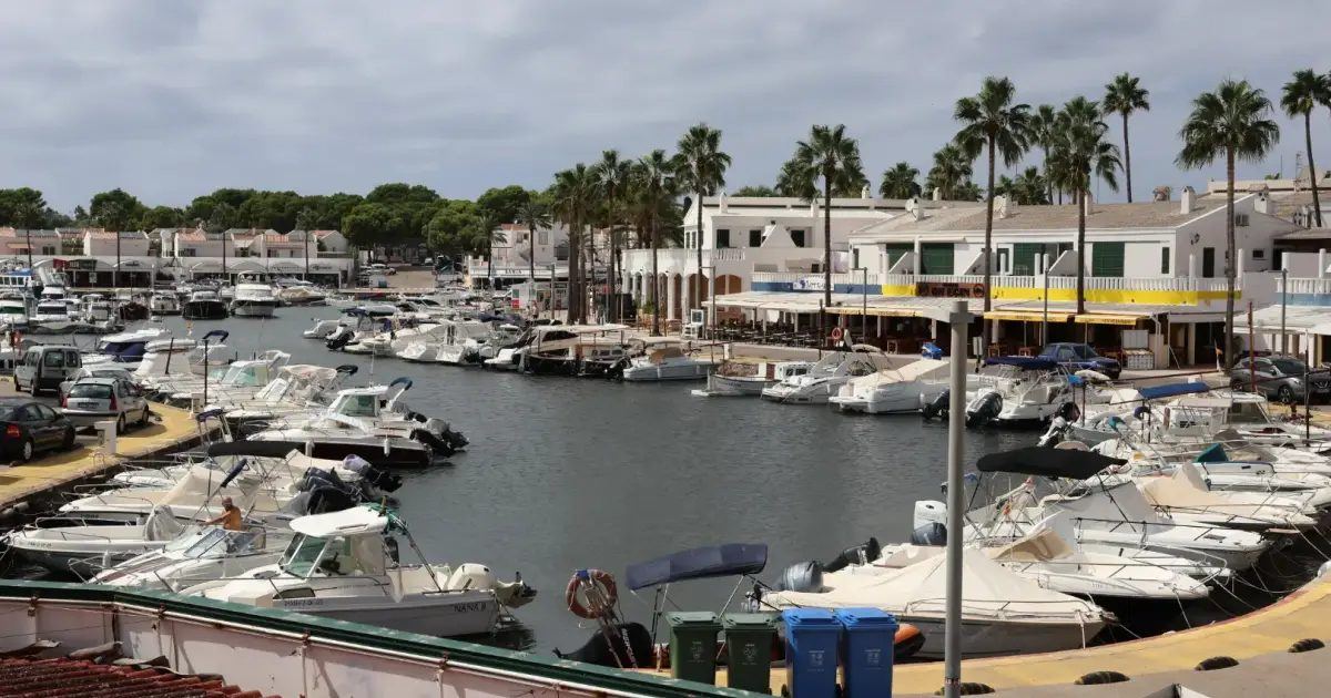 Los amarristas del Lago de Cala en Bosc llevan su desesperación al Defensor del Pueblo tras años de silencio administrativo