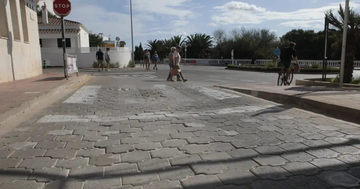 El paseo marítimo de Ciutadella se renueva con 300.000 euros para acabar con los baches y modernizar el alumbrado