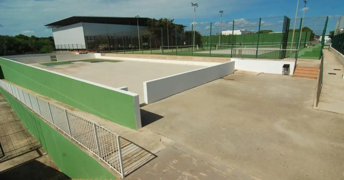 Sant Lluís relanza la licitación de su piscina municipal con un presupuesto un 30% más caro